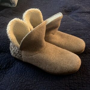 Rockport slippers size 9 woman. Very comfortable and you can wear outside.♥️